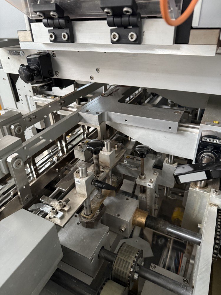 UHLMANN C 130 Kartonierer mit Blisterzuführung