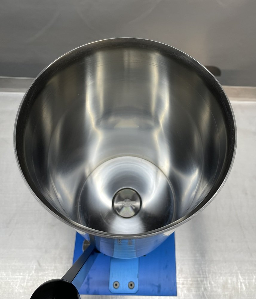 Grisona MA Filling device for liquid and paste-like products