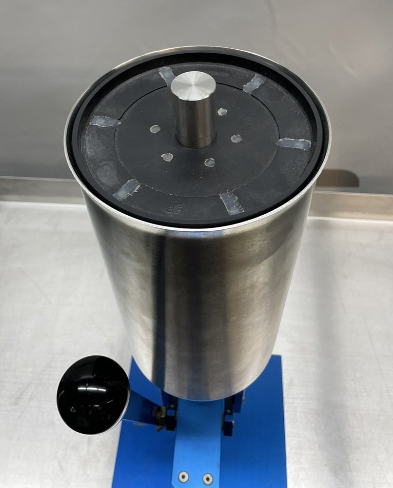 Grisona MA Filling device for liquid and paste-like products